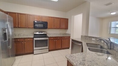 8620 NW 97th Ave in Medley, FL - Foto de edificio - Building Photo