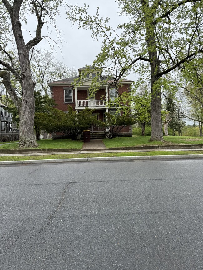 216 South St, Unit 2 in Glens Falls, NY - Foto de edificio - Building Photo