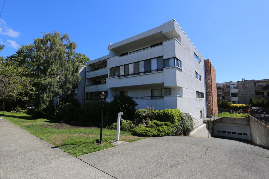 Sheldon Court in Victoria, BC - Building Photo