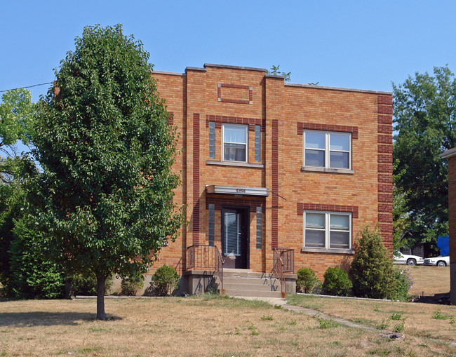 2476 Boudinot Ave in Cincinnati, OH - Foto de edificio - Building Photo