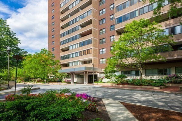 property at 2 Hawthorne Pl