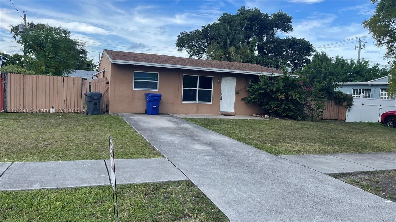 6205 Rodman St in Hollywood, FL - Building Photo