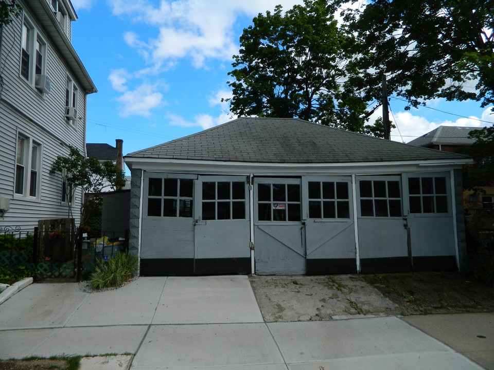 Van Nest Colonial in Bronx, NY - Foto de edificio