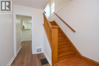 136 Glen Rd in Hamilton, ON - Building Photo - Building Photo