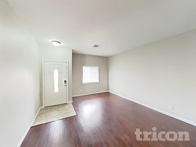 717 Horse Stable Ave in North Las Vegas, NV - Foto de edificio - Building Photo