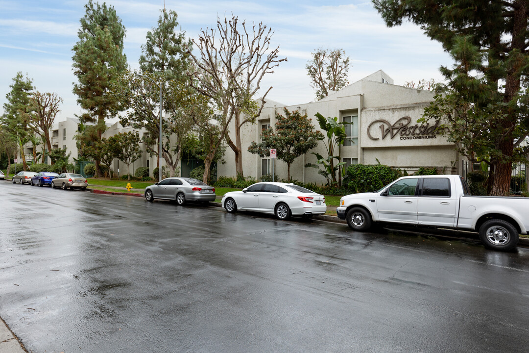 Westside Condominiums in Winnetka, CA - Foto de edificio