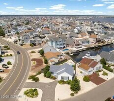 14 Aaron Dr in Stafford Township, NJ - Building Photo