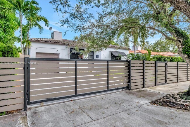 2415 SW 21st Ter in Miami, FL - Building Photo - Building Photo