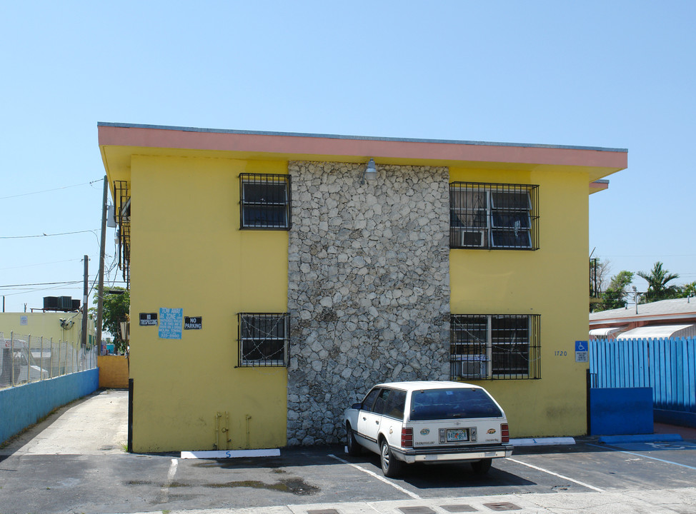 1720 NW 18th St in Miami, FL - Foto de edificio