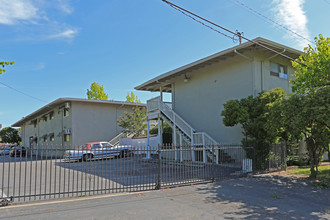 Bel Aire Garden Apartments in Roseville, CA - Building Photo - Building Photo