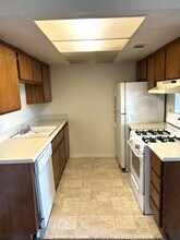 2461 W Acacia Ave in Hemet, CA - Foto de edificio - Building Photo