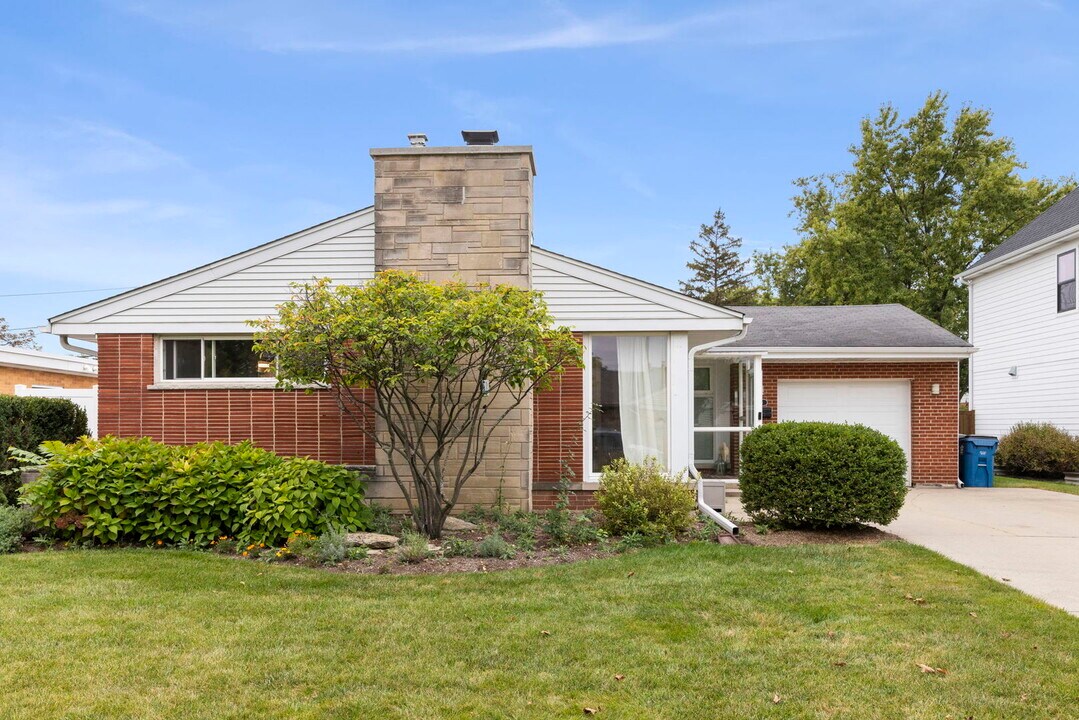 415 Huntington Ln in Elmhurst, IL - Building Photo