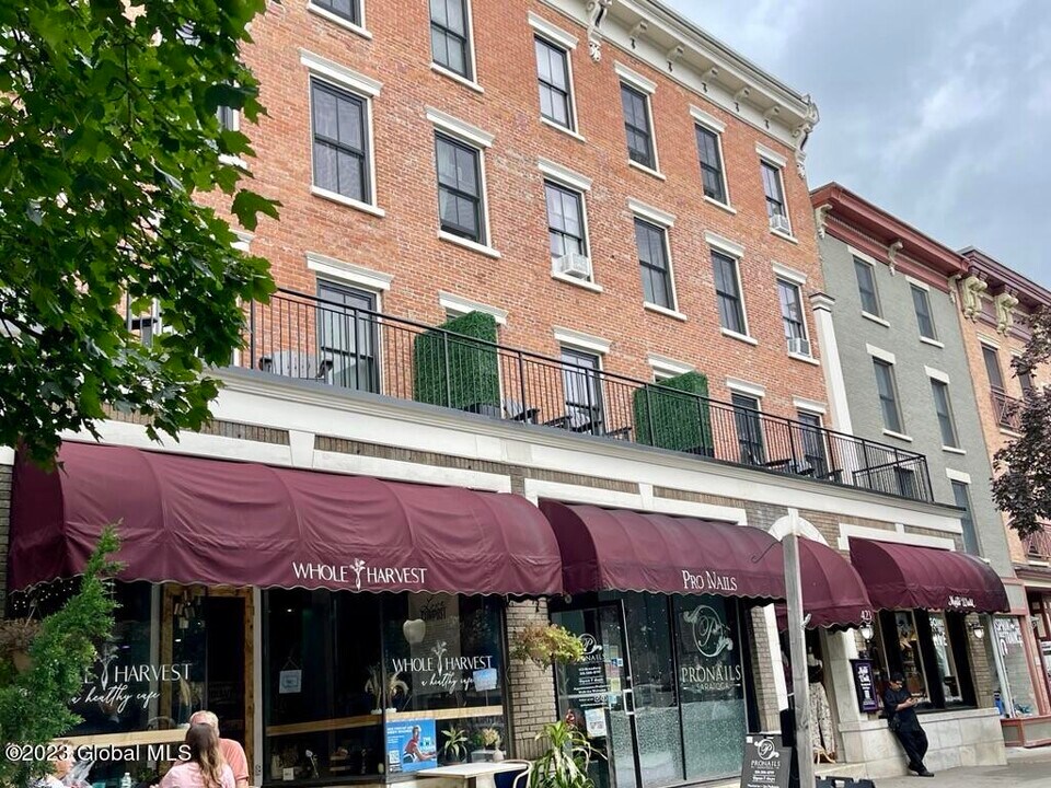 423 Broadway, Unit 22 in Saratoga Springs, NY - Building Photo