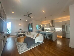 5705 Bryan Pky in Dallas, TX - Foto de edificio - Building Photo