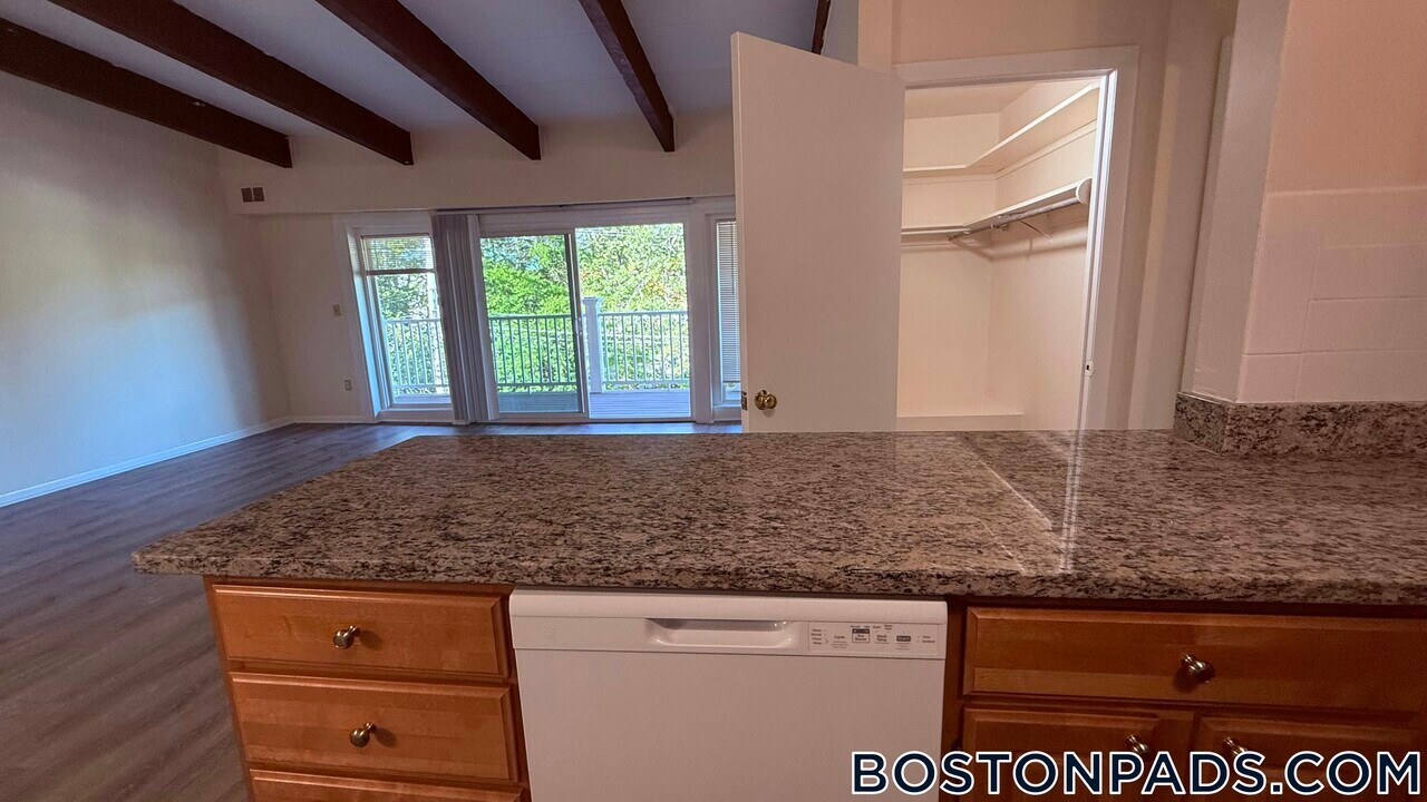 2 Westgate Dr in Woburn, MA - Building Photo