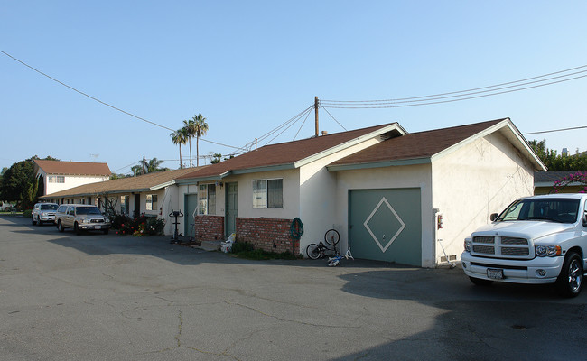 2658 Orange Ave in Costa Mesa, CA - Foto de edificio - Building Photo