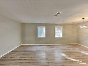 5022 Hawthorne Ct, Unit Apt 1 in Smyrna, GA - Foto de edificio - Building Photo