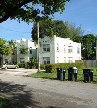 1075 NE 127th St in Miami, FL - Foto de edificio - Building Photo