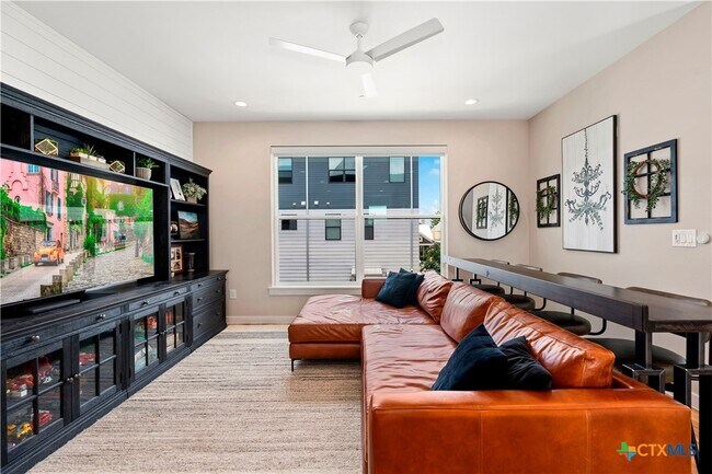 1208 N Academy Ave in New Braunfels, TX - Foto de edificio - Building Photo