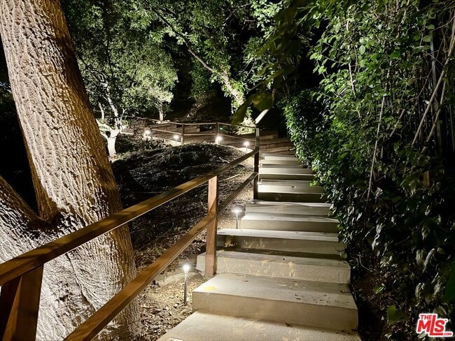 8330 Lookout Mountain Ave in West Hollywood, CA - Building Photo - Building Photo