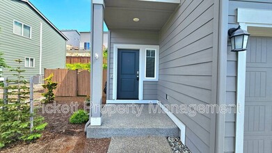 6524 Yorktown Pl NE in Bremerton, WA - Foto de edificio - Building Photo