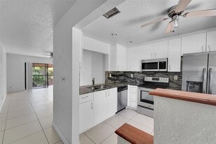 9182 NW 40th St in Coral Springs, FL - Building Photo