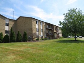 5240 Emil Ave SW, Unit 105 in Navarre, OH - Building Photo