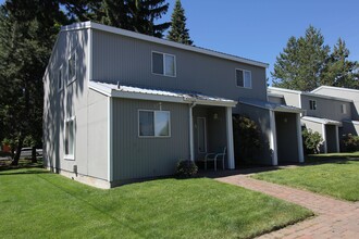 PILOT BUTTE TOWNHOMES in Bend, OR - Foto de edificio - Building Photo