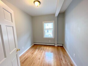 295 Windsor St, Unit 3 in Cambridge, MA - Foto de edificio - Building Photo