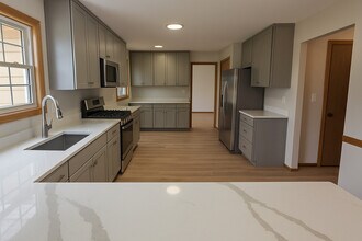 2343 Glenmoor Dr in West Dundee, IL - Building Photo - Building Photo