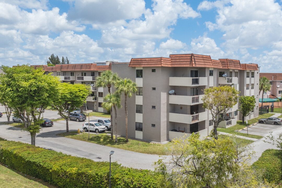 Garden Lake Towers in Miami, FL - Building Photo