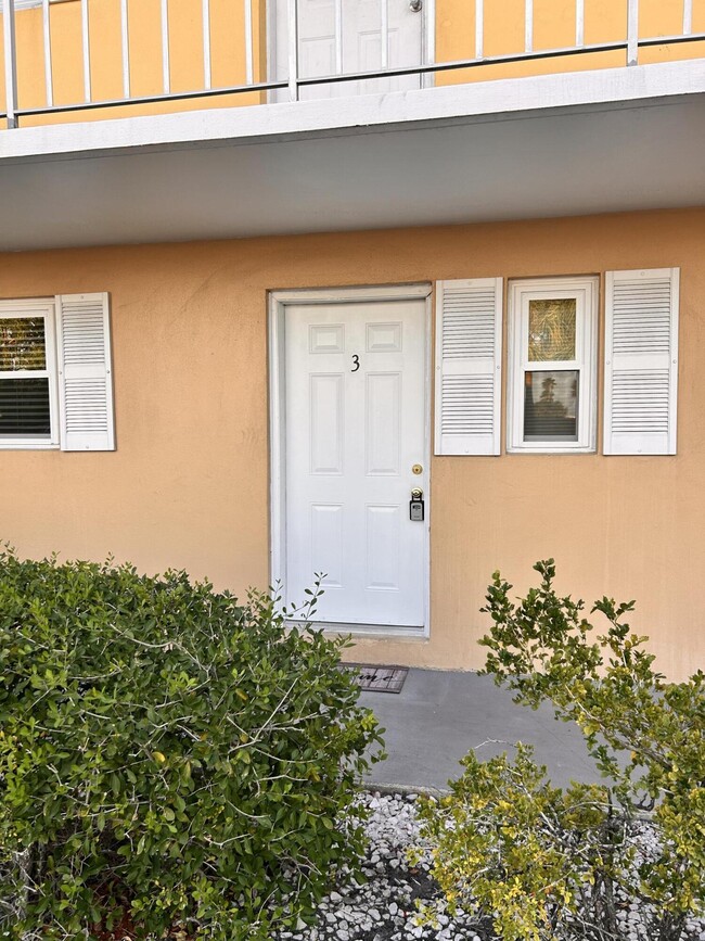 1505 Crescent Cir in West Palm Beach, FL - Building Photo - Building Photo
