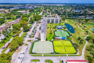 9800 N Hollybrook Lake Dr in Pembroke Pines, FL - Building Photo - Building Photo