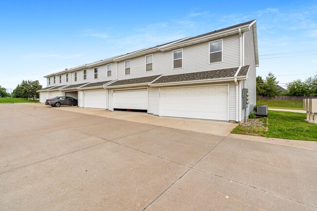 5005 Devils Glen Rd in Bettendorf, IA - Building Photo - Building Photo