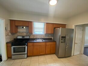 129 W 3rd Ave, Unit 129 in Roselle, NJ - Foto de edificio - Building Photo
