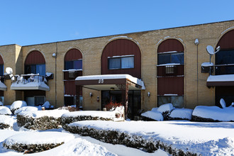 Regency Apartments in Mundelein, IL - Foto de edificio - Building Photo
