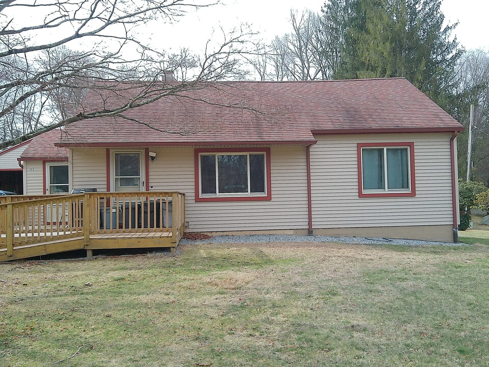 11 Embassy Dr in Haddam, CT - Building Photo
