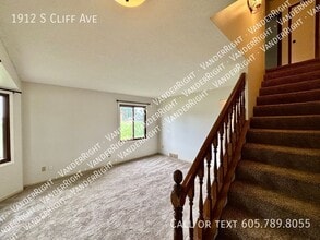 1912 S Cliff Ave in Sioux Falls, SD - Building Photo - Building Photo