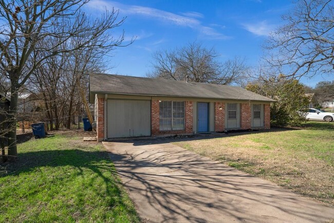 809 Eberhart Ln in Austin, TX - Building Photo - Building Photo