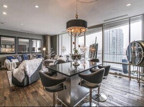 2408 Victory Park Ln in Dallas, TX - Building Photo - Building Photo