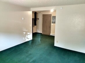 345 N 5th St in Klamath Falls, OR - Foto de edificio - Building Photo