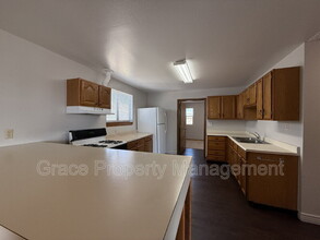 1149 E 58th Ave in Denver, CO - Foto de edificio - Building Photo