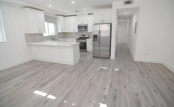 7129 S La Cienega Blvd in Los Angeles, CA - Building Photo - Building Photo