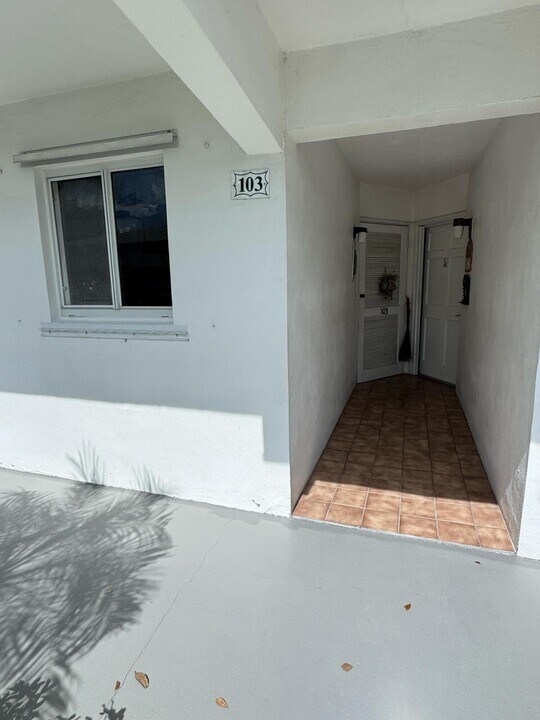 5 Westwood Ave in Tequesta, FL - Building Photo