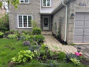 1284 Creekside Dr in Oakville, ON - Building Photo - Building Photo