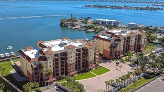 5301 Gulf Blvd in St Pete Beach, FL - Building Photo