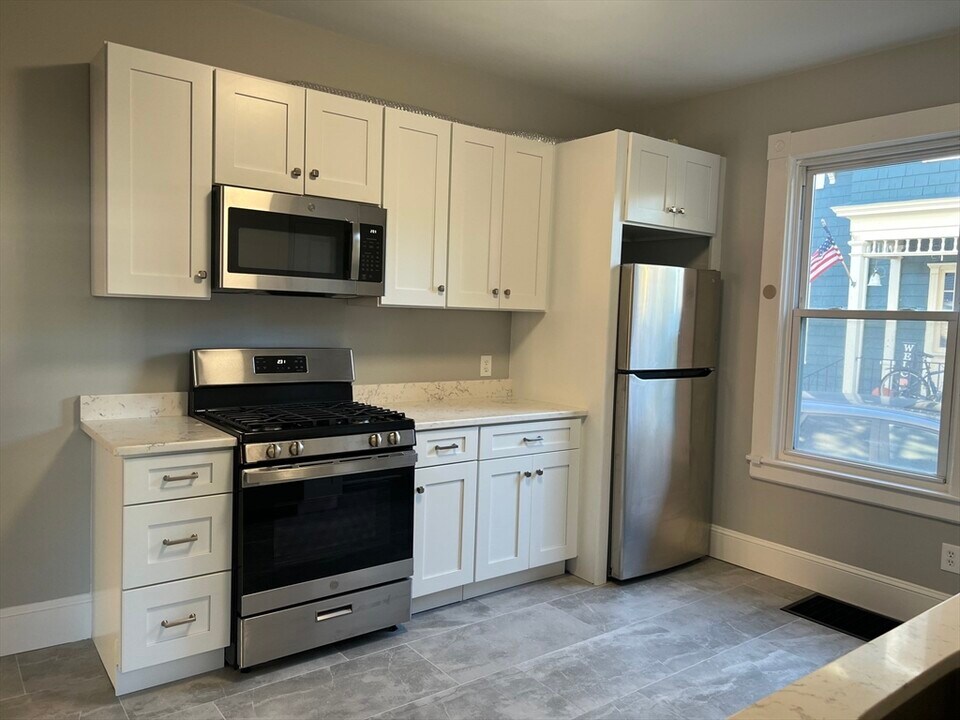 18 Ocean Ave-Unit -1 in Salem, MA - Building Photo