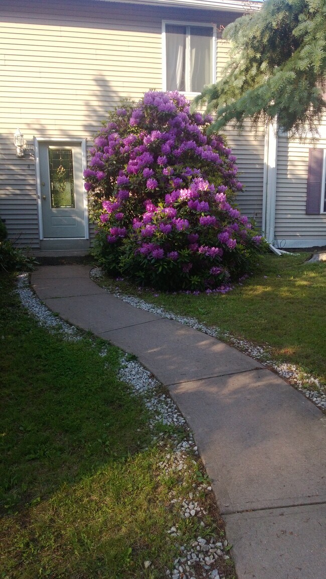 4 Pond Path, Unit Mary Segatol-Islami in Oswego, NY - Foto de edificio - Building Photo