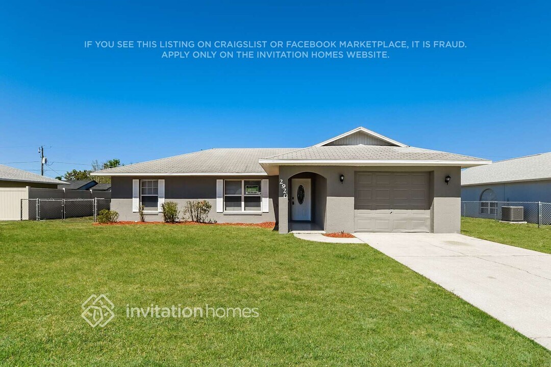 2920 Bedford St in Deltona, FL - Foto de edificio