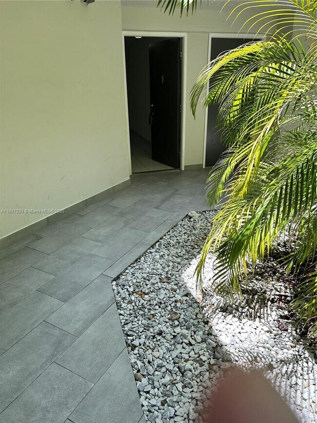 9431 Fontainebleau Blvd in Miami, FL - Building Photo - Building Photo